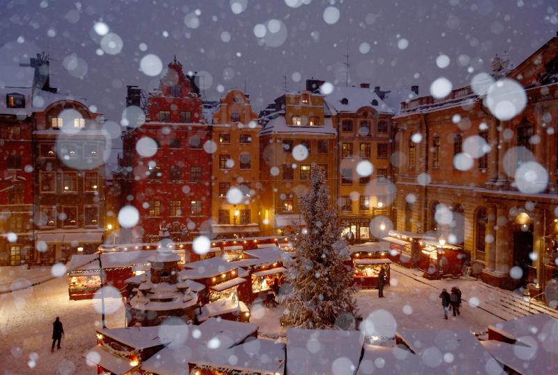 Marché de Noël français traditionnel en hiver, avec des stands décorés, des lumières chaudes et une ambiance festive et chaleureuse